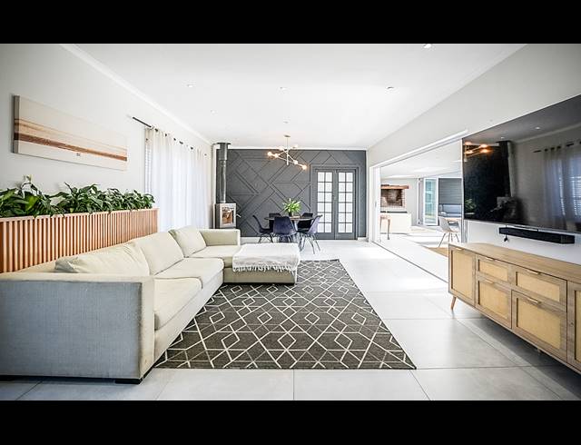 5 BEDROOM FREESTANDING FOR SALE IN BLOUBERG RISE